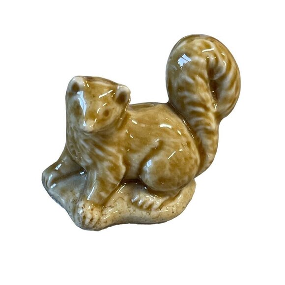 Wade Whimsies Red Rose Tea Pine Martin Figurine Glazed Porcelain England - Picture 1 of 3